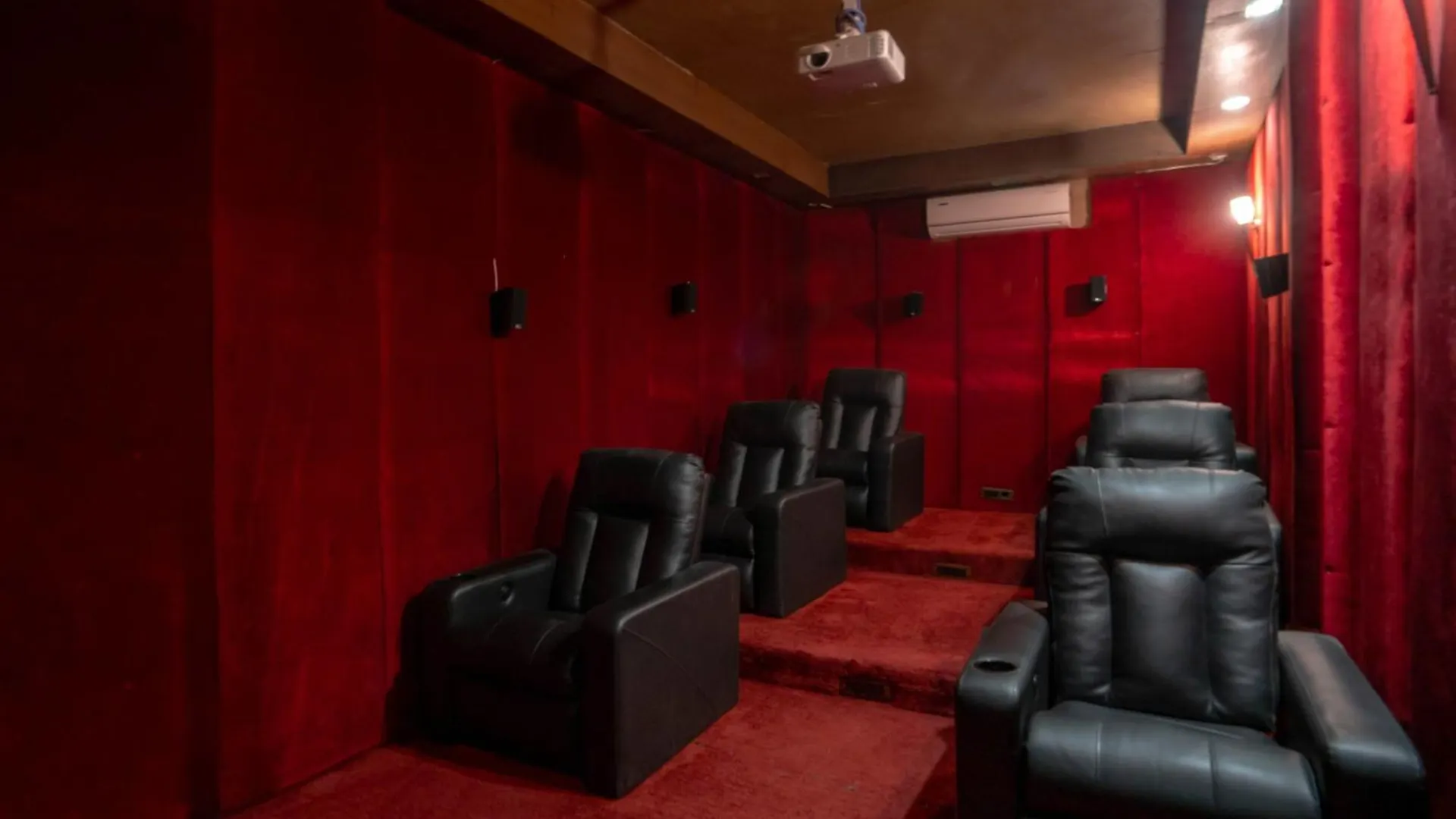 Luxurious 4 Bhk With Mini Movie Theatre In Gurgaon Villa 0*,